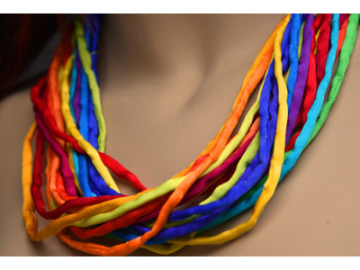 Zijden ketting met de kleuren van de regenboog in crêpe satin zijde met een bijzondere koperen sluiting