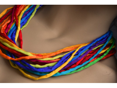 Zijden ketting met de kleuren van de regenboog in crêpe satin zijde met een bijzondere koperen sluiting