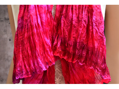 Echte handgeschilderde zijden krinkelsjaal, fuchsia roze rood paars, uniek en kleurrijk