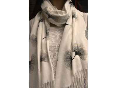 Zachte sjaal met print ginko biloba, offwhite, zwart en goud
