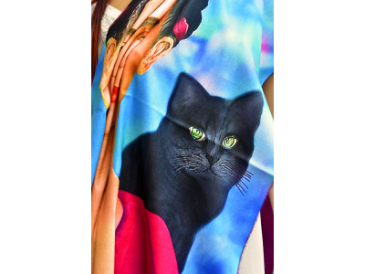 Zelfportret Frida Kahlo met kat en bloemen, warme sjaal