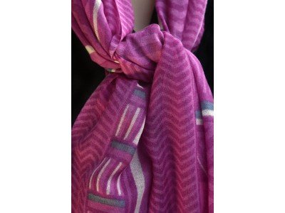 Wollen sjaal of stola, violet, geometrische motieven