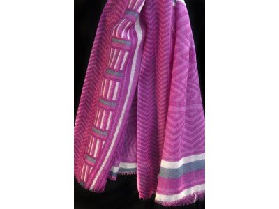 Wollen sjaal of stola, violet, geometrische motieven