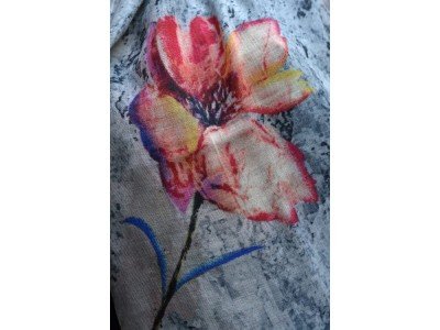 Chique en elegante wollen sjaal of stola, bloemen met vrolijke kleuren, pailletjes