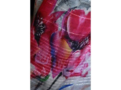 Chique en elegante wollen sjaal of stola, bloemen met vrolijke kleuren, pailletjes