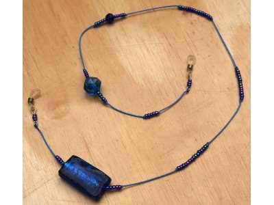 Handmade design brillenkoordje blauw, kralen, asymetrisch