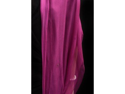 Donker en licht roze chiffon zijden sjaal ineen, met kraaltjes vastgemaakt