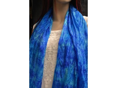 Echte handgeschilderde zijden sjaal, blauw en pastelblauw