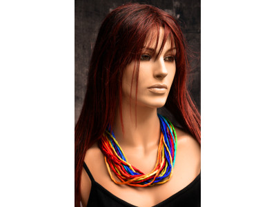Zijden ketting met de kleuren van de regenboog in crêpe satin zijde met een bijzondere koperen sluiting