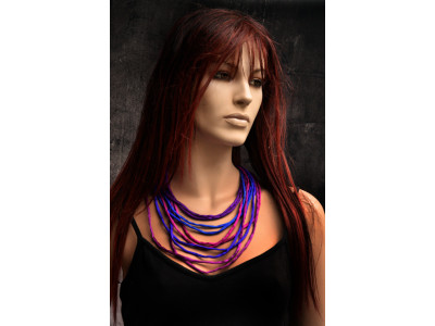 Handgeschilderde zijden ketting in de kleuren blauw, paars en fuchsia, met dikkere draadjes van crêpe satin zijde