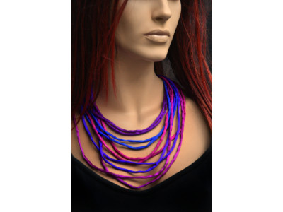 Handgeschilderde zijden ketting in de kleuren blauw, paars en fuchsia, met dikkere draadjes van crêpe satin zijde