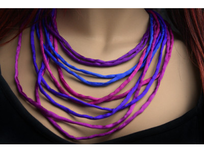 Handgeschilderde zijden ketting in de kleuren blauw, paars en fuchsia, met dikkere draadjes van crêpe satin zijde