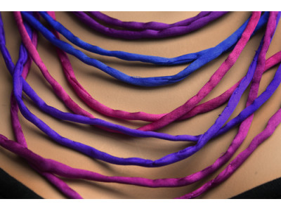 Handgeschilderde zijden ketting in de kleuren blauw, paars en fuchsia, met dikkere draadjes van crêpe satin zijde