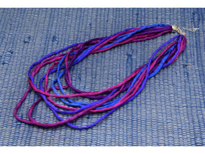 Handgeschilderde zijden ketting in de kleuren blauw, paars en fuchsia, met dikkere draadjes van crêpe satin zijde