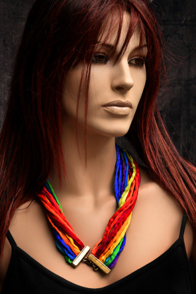 Zijden ketting met de kleuren van de regenboog in crêpe satin zijde met een bijzondere koperen sluiting