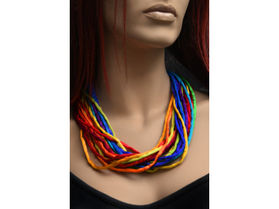 Zijden ketting met de kleuren van de regenboog in crêpe satin zijde met een bijzondere koperen sluiting