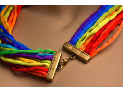 Zijden ketting met de kleuren van de regenboog in crêpe satin zijde met een bijzondere koperen sluiting