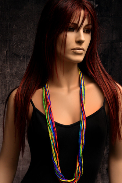 Zijden ketting met de kleuren van de regenboog in pongee zijde met een koperen sluiting