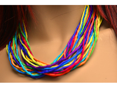 Zijden ketting met de kleuren van de regenboog in pongee zijde met een koperen sluiting