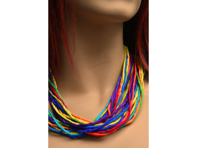 Zijden ketting met de kleuren van de regenboog in pongee zijde met een koperen sluiting