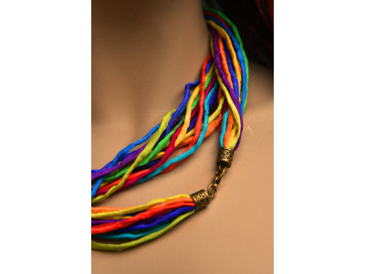 Zijden ketting met de kleuren van de regenboog in pongee zijde met een koperen sluiting
