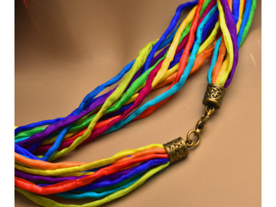 Zijden ketting met de kleuren van de regenboog in pongee zijde met een koperen sluiting