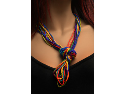 Zijden ketting met de kleuren van de regenboog in pongee zijde met een koperen sluiting