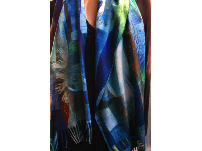 Warme sjaal met abstrakte motieven in vooral blauwtinten