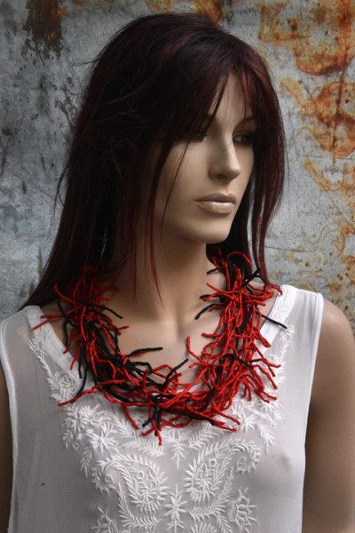 Rood zwarte zijden ketting,  handgeverfd en handgemaakt  