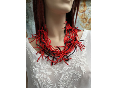 Rood zwarte zijden ketting,  handgeverfd en handgemaakt  