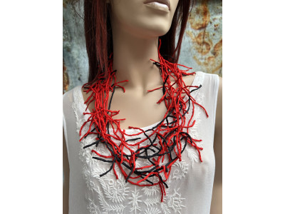 Rood zwarte zijden ketting,  handgeverfd en handgemaakt  