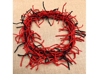 Rood zwarte zijden ketting,  handgeverfd en handgemaakt  