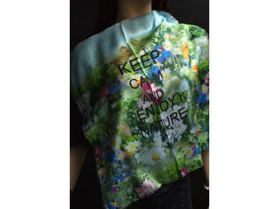 Klein vierkant zijden sjaaltje, korenbloemen, margrietjes, vlinders etc., met tekst
