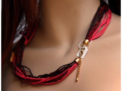 Echte handgeschilderde zijden ketting, roze, bordeaux, donkerbruin met houten beschilderde kraaltjes