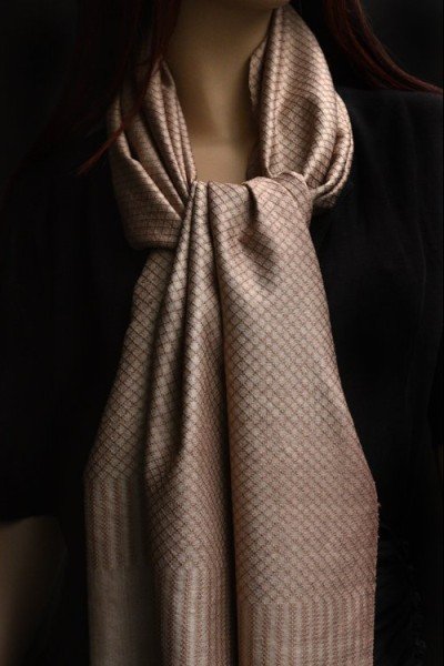 Taupe zijden sjaal of stola met franjes, jacquard motief, uniseks