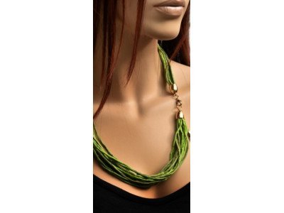 Echte handgeschilderde zijden ketting in groentinten met goudkleurige sluiting