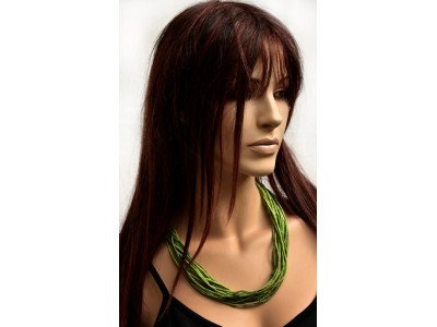 Echte handgeschilderde zijden ketting in groentinten met goudkleurige sluiting