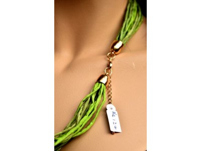Echte handgeschilderde zijden ketting in groentinten met goudkleurige sluiting