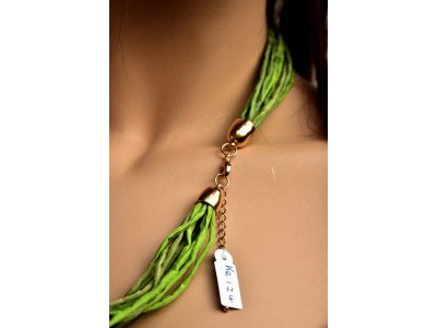 Echte handgeschilderde zijden ketting in groentinten met goudkleurige sluiting