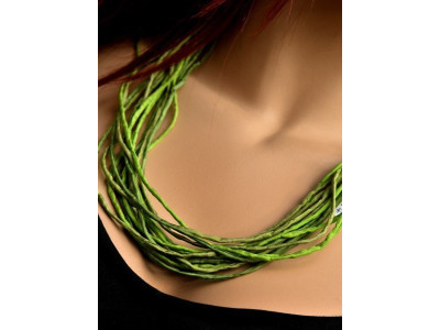 Echte handgeschilderde zijden ketting in groentinten met goudkleurige sluiting