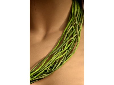 Echte handgeschilderde zijden ketting in groentinten met goudkleurige sluiting