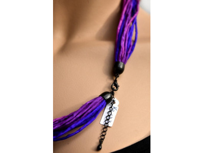 Echte handgeschilderde zijden ketting in paars en fuchsiatinten, zwarte sluiting