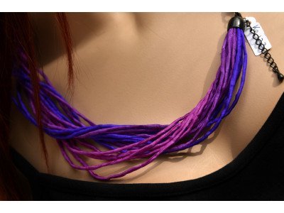 Echte handgeschilderde zijden ketting in paars en fuchsiatinten, zwarte sluiting