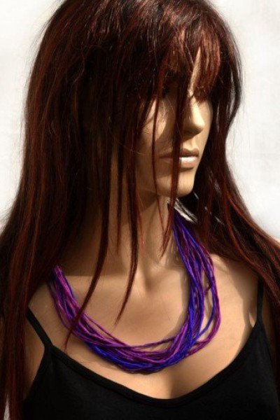 Echte handgeschilderde zijden ketting in paars en fuchsiatinten, zwarte sluiting