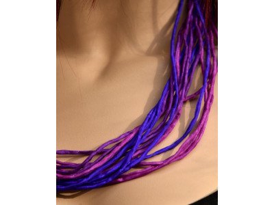 Echte handgeschilderde zijden ketting in paars en fuchsiatinten, zwarte sluiting