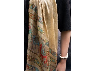 Pashmina sjaal met figuurtjes olifanten en paarden, gedempt goudkleurig