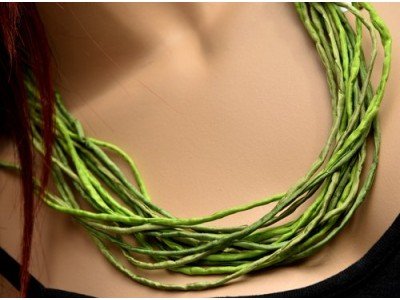 Echte handgeschilderde zijden ketting in groentinten met goudkleurige sluiting