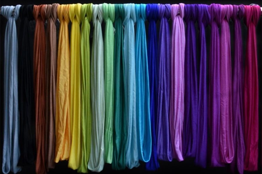 Ronde sjaaltjes van zijden jersey; handgeverfd